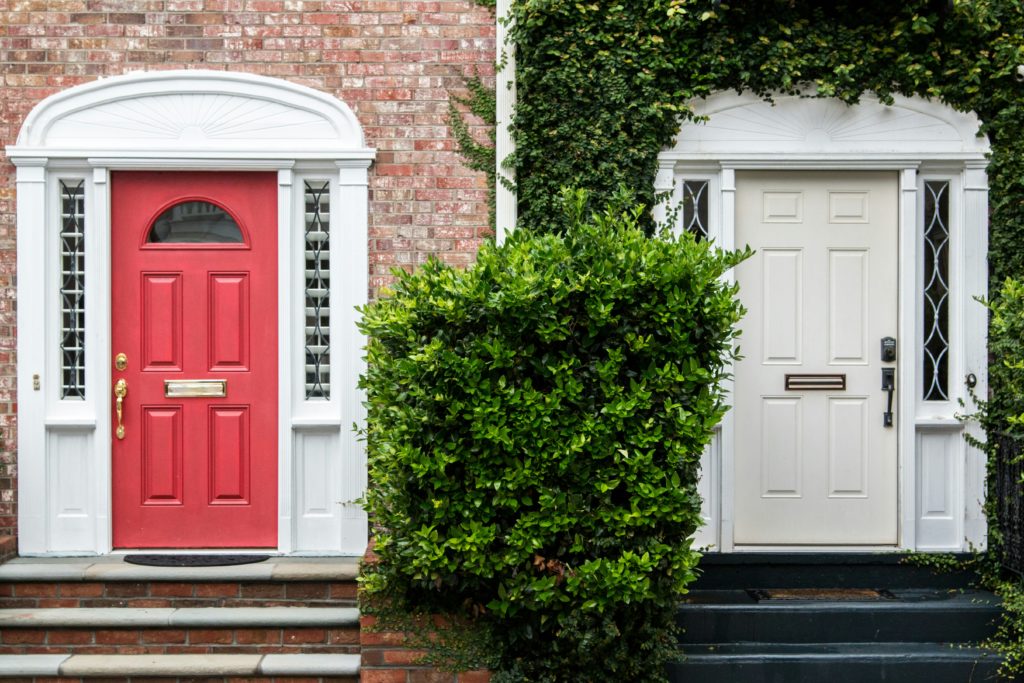 deux portes d'entrées sécurisées