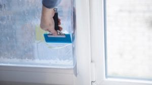 installation d'un film isolant fenêtre